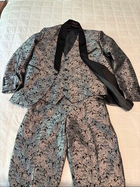 Men's Floral Jacquard Three-Piece Suit - Black & Silver - Perfect for Prom!